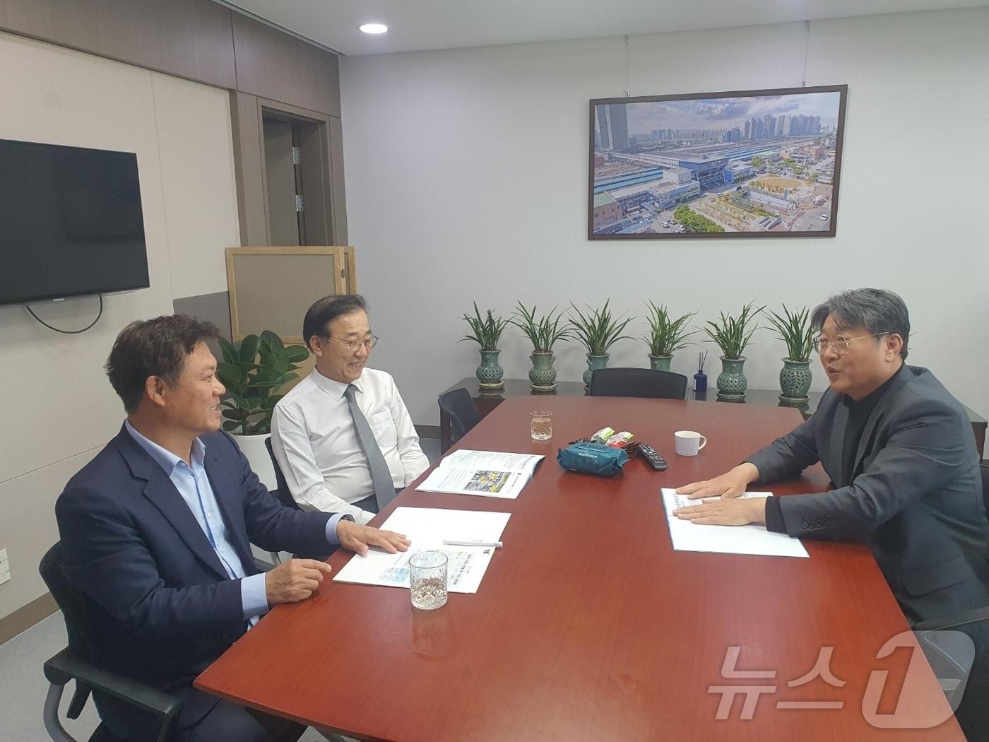 본문 이미지 - 이학수 시장이 국회를 방문해 지역 현안 사업에 필요한 예산 확보활동을 펼쳤다. 왼쪽부터 이학수 시장, 김윤덕 의원, 이춘석 의원(정읍시 제공)2024.11.8/뉴스1 