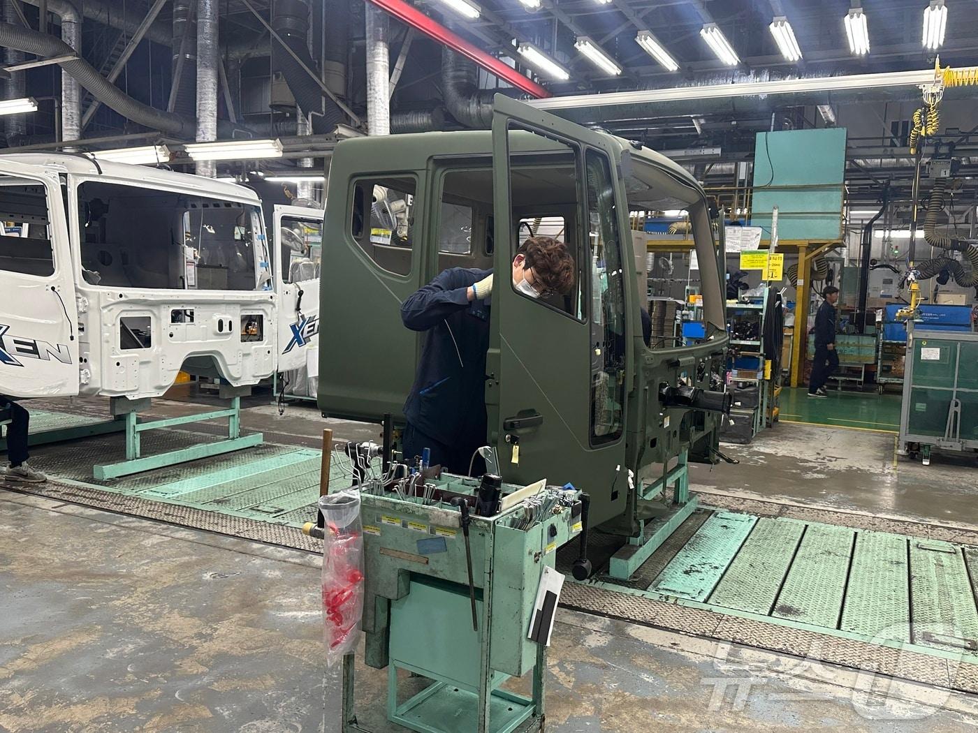 본문 이미지 - 타타대우모빌리티 군산공장에서 트럭이 조립되는 모습 2024.11.06/뉴스1 ⓒ News1 금준혁 기자