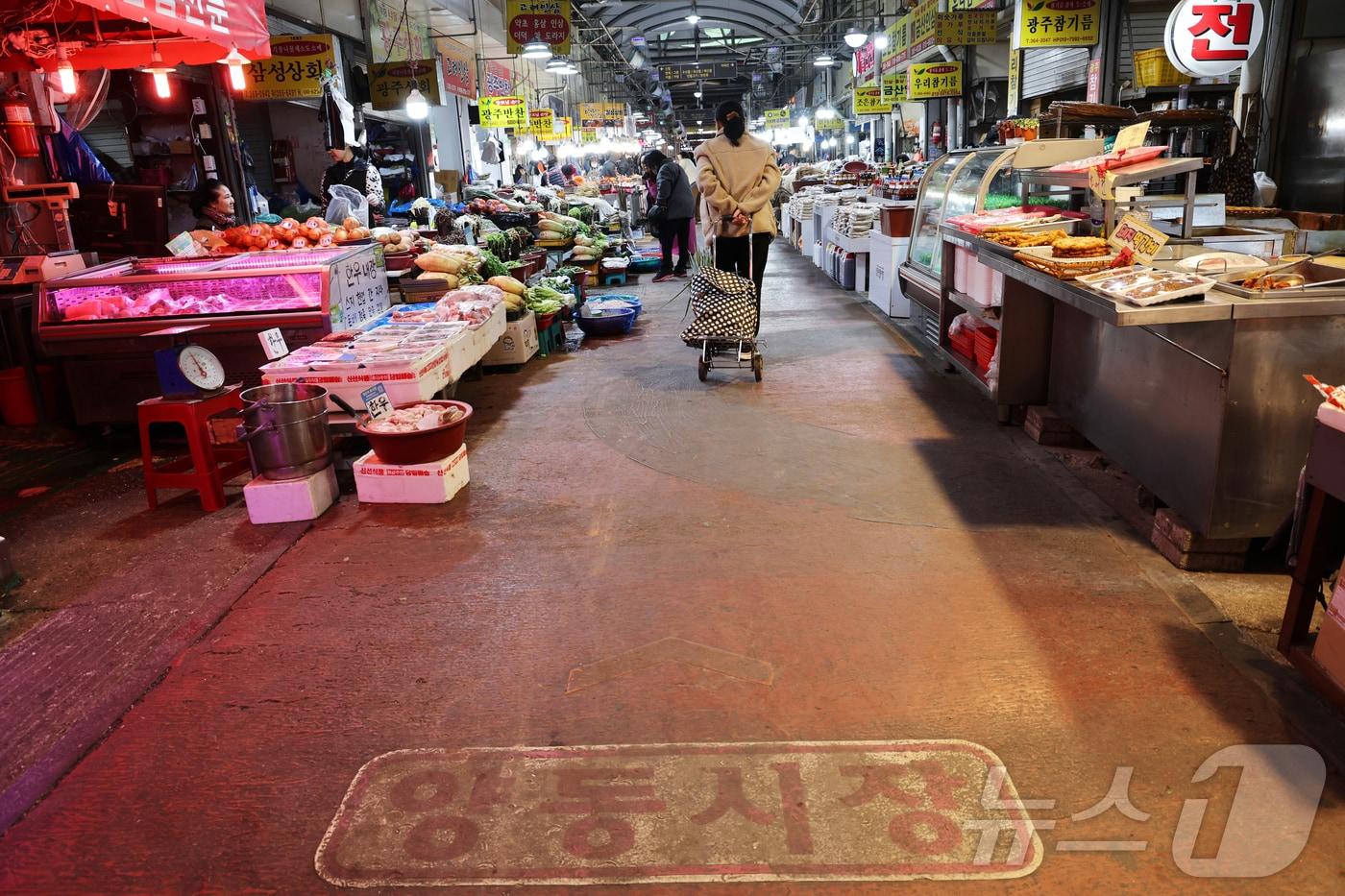 본문 이미지 - 8일 광주에서 가장 큰 규모를 자랑하는 전통시장인 양동시장이 장보는 시민들의 발걸음이 뜸해 비교적 한산한 풍경이다. 2024.11.8./뉴스1 ⓒ News1 김태성 기자