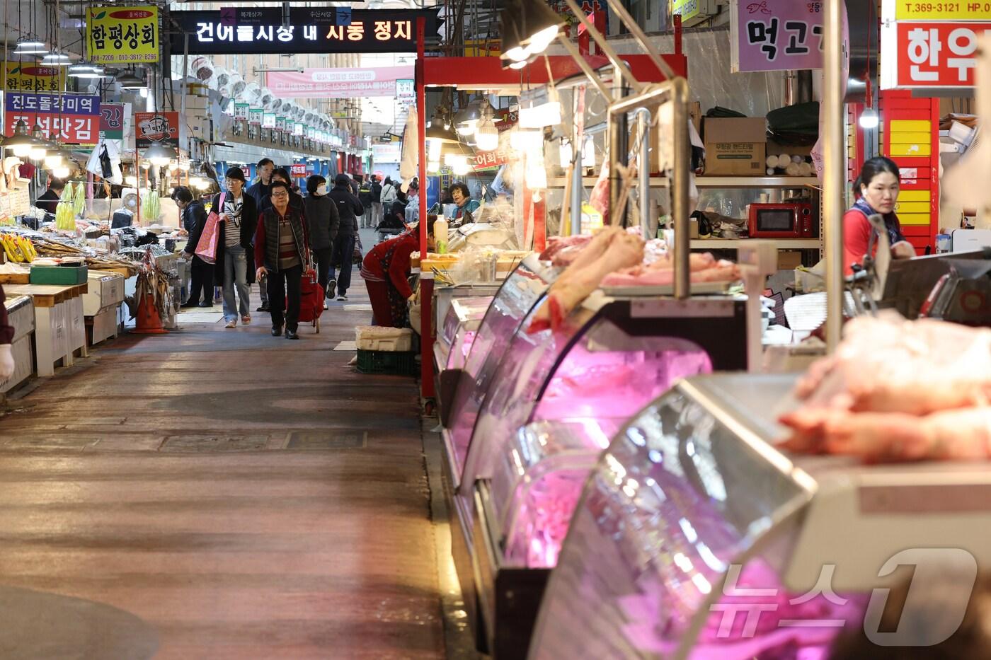 본문 이미지 - 11월 8일 광주에서 가장 큰 규모를 자랑하는 전통시장인 양동시장에는 장보는 시민들의 발걸음이 뜸해 비교적 한산한 풍경이다. 2024.11.8./뉴스1 ⓒ News1 김태성 기자