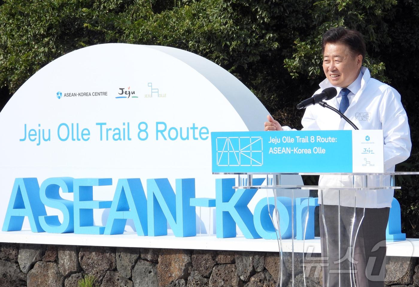 오영훈 제주특별자치도지사가 8일 오후 제주 서귀포시 중문관광단지에서 열린 '제주올레 8코스 : 한-아세안 올레 제막식'에서 환영사를 하고 있다.2024.11.8./뉴스1 ⓒ News1 오미란 기자
