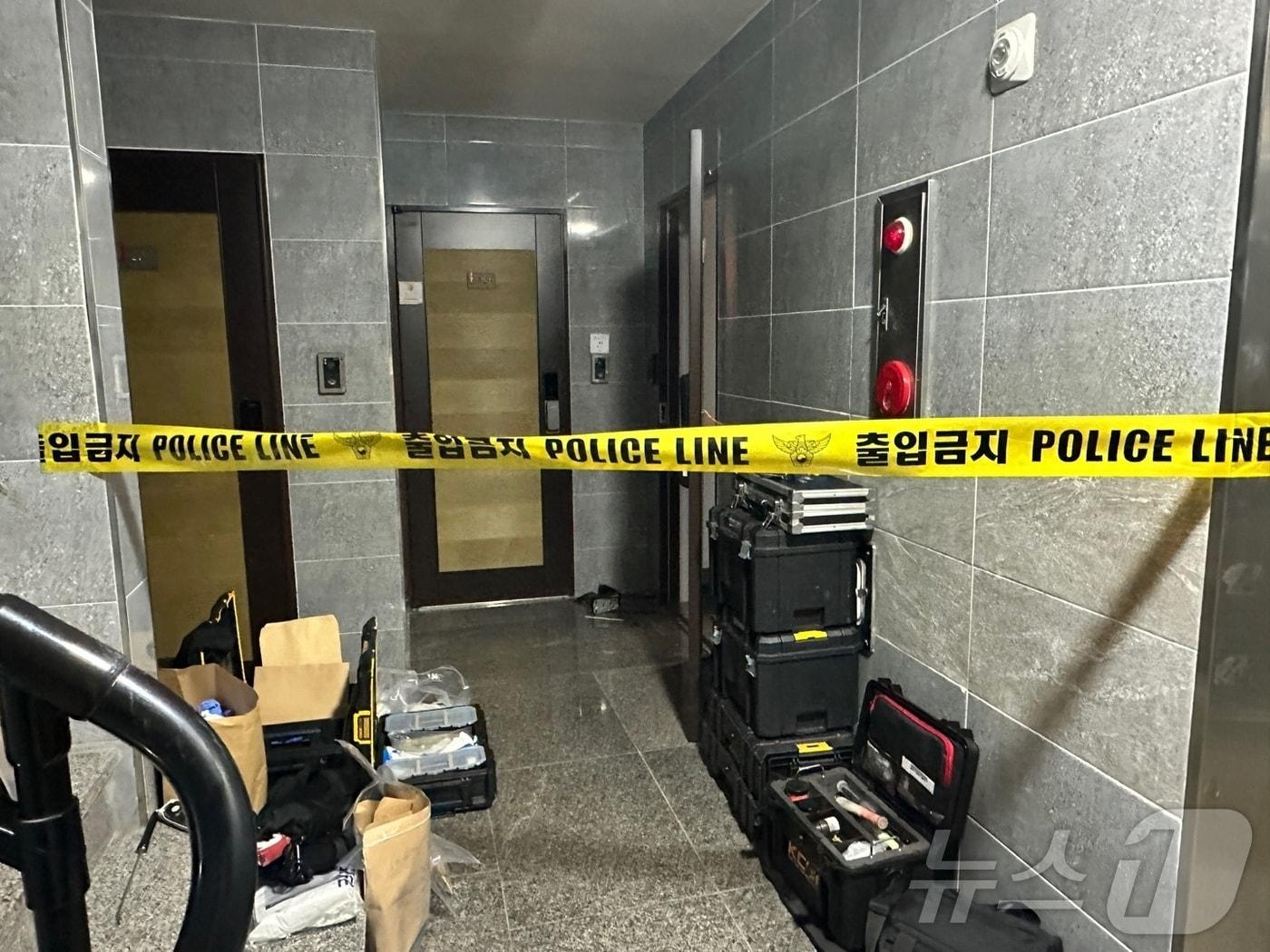 본문 이미지 - 8일 오전 서울 강서구의 한 오피스텔에서 30대 여성을 살해한 혐의로 40대 남성이 긴급 체포됐다. 사건 현장에서 감식이 이뤄지고 있다. ⓒ 뉴스1 홍유진 기자