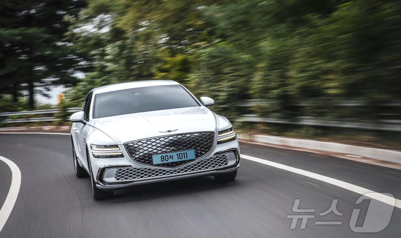본문 이미지 -  주행 중인 제네시스 G80 전동화 부분변경 모델.(제네시스 제공)