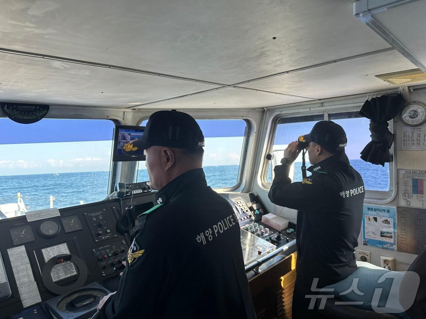 본문 이미지 - 속초해양경찰서가 8일 강원 동해안 최북단 고성 저도어장에서 동절기 현장 점검을 하고 있다.(속초해경 제공) 2024.11.8/뉴스1