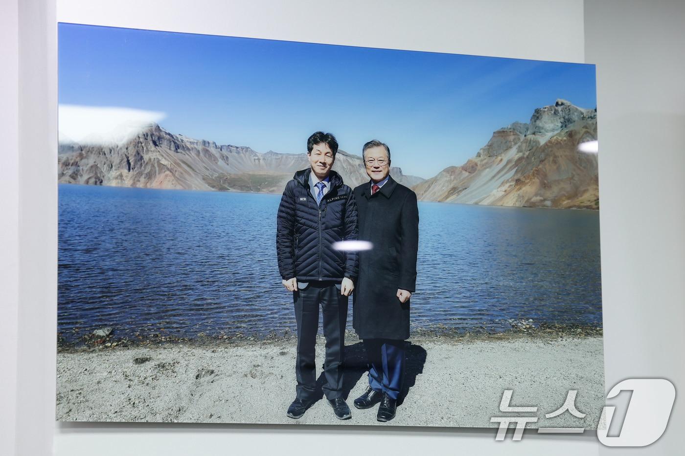 본문 이미지 - 윤건영 더불어민주당 의원실에 걸려 있는 백두산 천지에서 찍은 윤 의원과 문재인 전 대통령 사진. 2024.11.8 ⓒ 뉴스1 안은나 기자