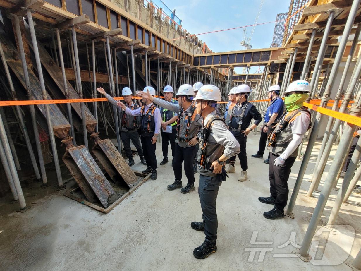 본문 이미지 - 인천연희공원 현장 점검에 나선 호반건설 건설안전부문 대표 (호반건설 제공) 