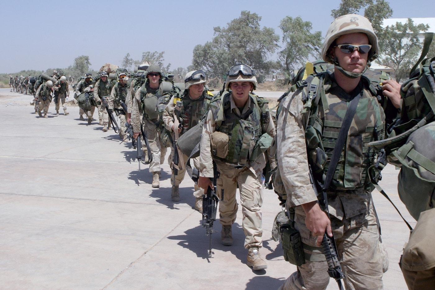 미국 해병대. (출처: LCPL Andrew Williams, USMC, 사진(2003), Wikimedia Commons, Public domain)