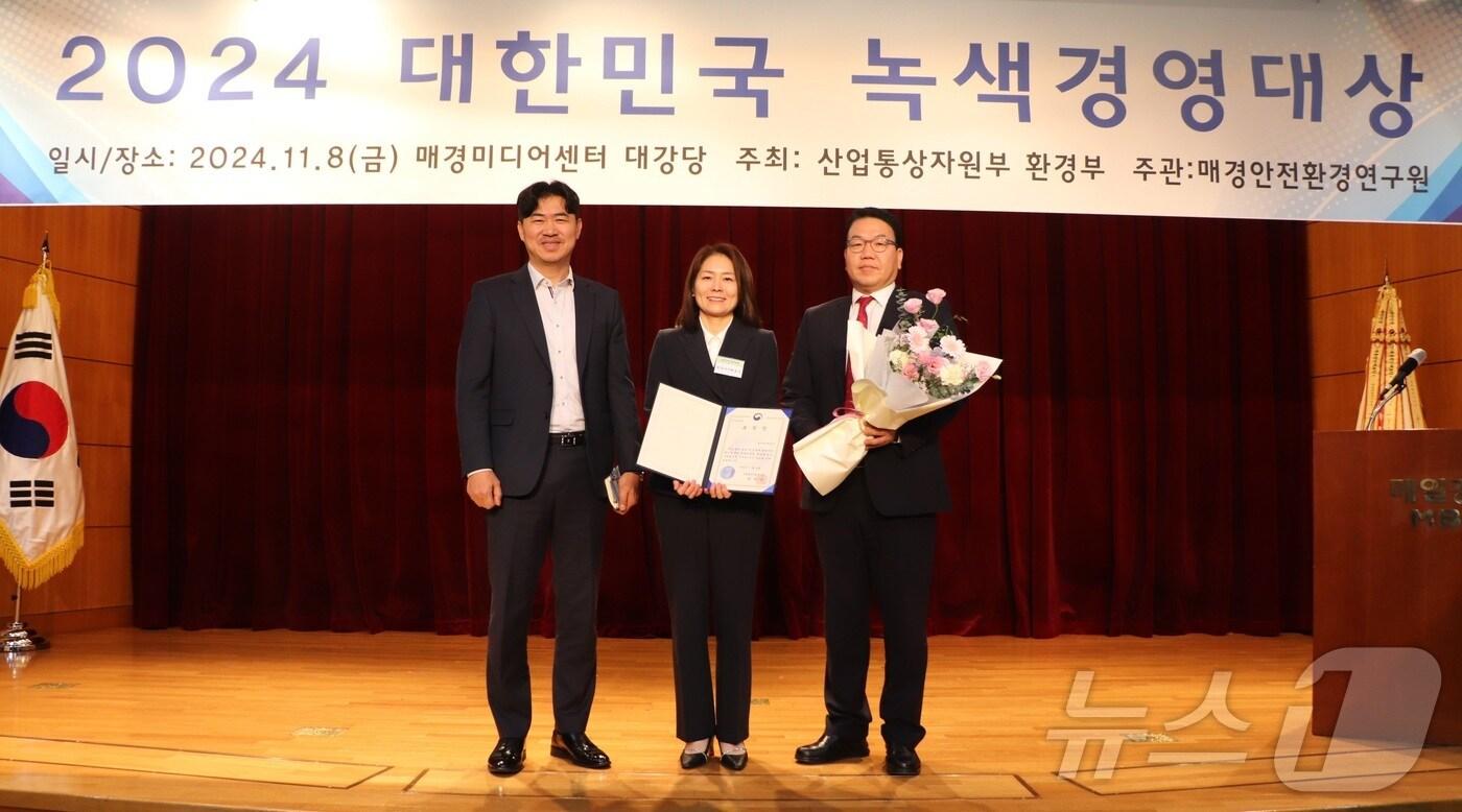 사진 가운데가 오은정 한국수자원공사 환경에너지본부장 (한국수자원공사 제공)/뉴스1