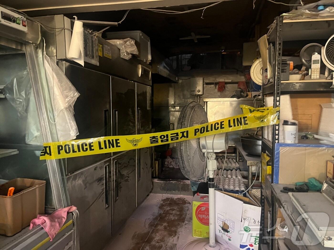 본문 이미지 - 8일 오후 서울 강남구 대치동 은마아파트 상가 지하 1층 한 가게에서 화재가 발생했다. 이번 불로 시민 약 200명이 대피하고, 1명이 화상을 입고 병원으로 이송됐다. 2024.11.8/ 뉴스1