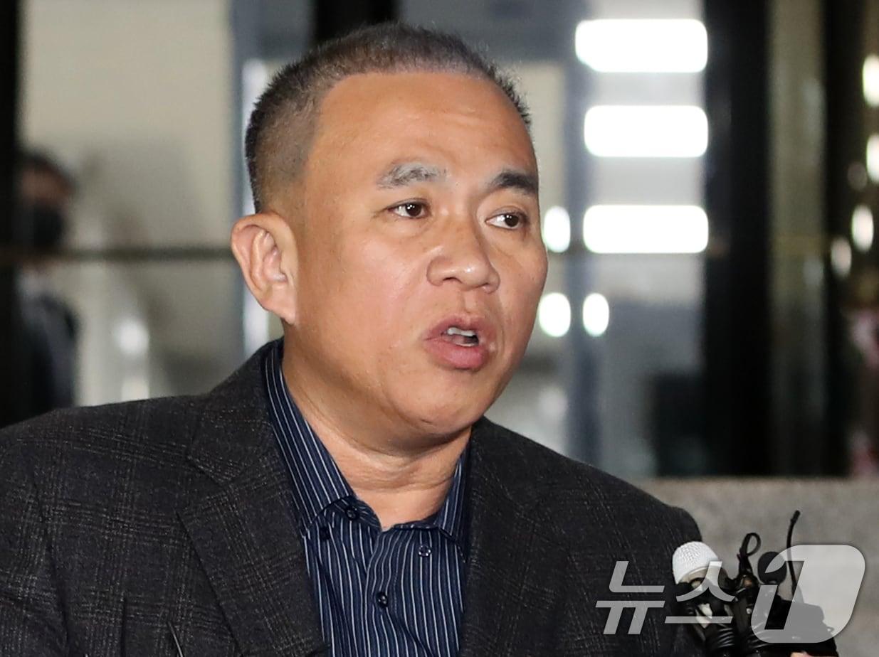 본문 이미지 - '윤석열 대통령 부부 공천 개입 의혹'의 핵심 인물인 명태균 씨가 8일 오후 경남 창원시 성산구 창원지방검찰청에서 정치자금법 위반 혐의 피의자 신분으로 검찰 조사를 받은 뒤 청사를 나서며 취재진 질문에 답하고 있다. 2024.11.8/뉴스1 ⓒ News1 윤일지 기자