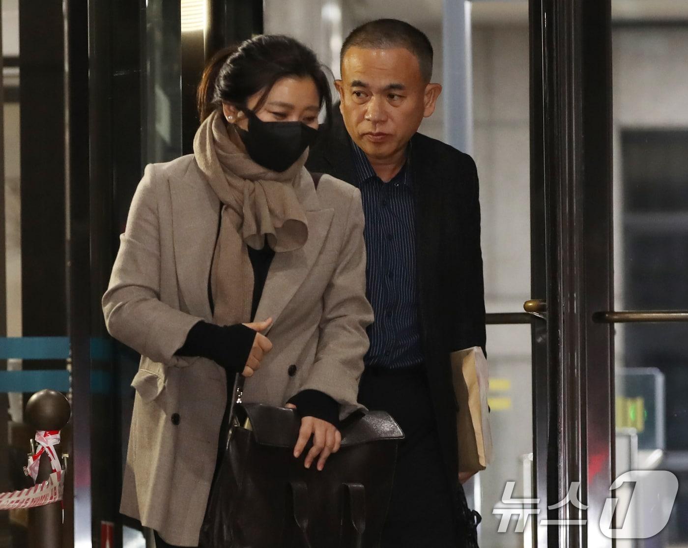 본문 이미지 - '윤석열 대통령 부부 공천 개입 의혹'의 핵심 인물인 명태균 씨가 8일 오후 경남 창원시 성산구 창원지방검찰청에서 정치자금법 위반 혐의 피의자 신분으로 검찰 조사를 받은 뒤 명 씨 법률대리인인 김소연 변호사와 청사를 나서고 있다. 2024.11.8/뉴스1 ⓒ News1 윤일지 기자