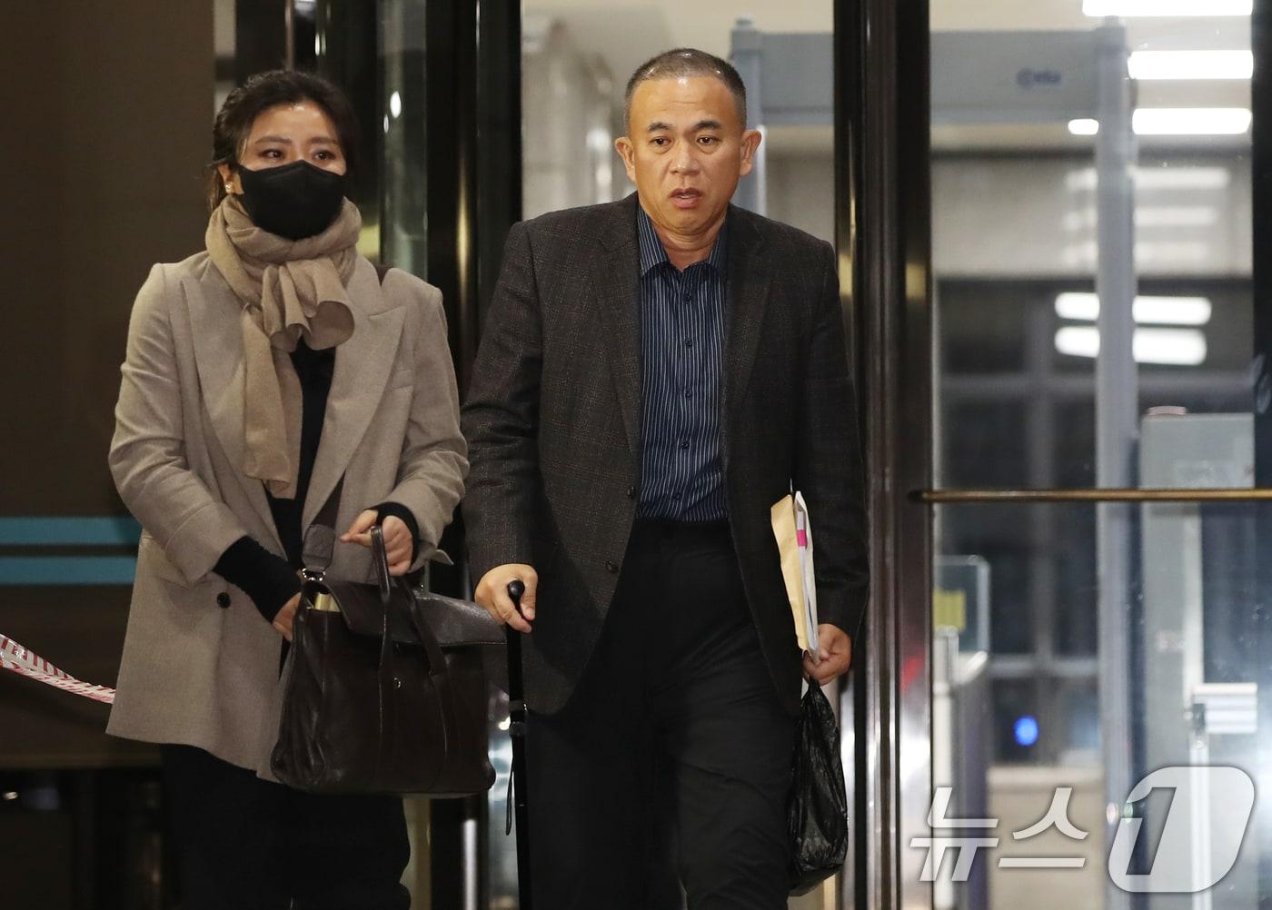 본문 이미지 - '윤석열 대통령 부부 공천 개입 의혹'의 핵심 인물인 명태균 씨가 8일 오후 경남 창원시 성산구 창원지방검찰청에서 정치자금법 위반 혐의 피의자 신분으로 검찰 조사를 받은 뒤 명 씨 법률대리인인 김소연 변호사와 청사를 나서고 있다. 2024.11.8/뉴스1 ⓒ News1 윤일지 기자