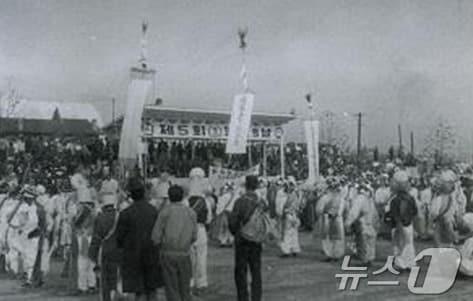 본문 이미지 - 1968년 제5회 원성군 농업인의 날 자료사진. (원주시 제공) 2024.11.8/뉴스1