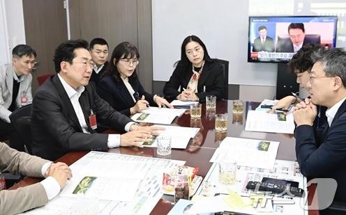 본문 이미지 - 원강수 강원 원주시장이 정부 예산안 심의를 앞둔 8일 서울 국회를 찾아 국민의힘 원주 갑 박정하 국회의원과 내년 국비 확보를 위한 간담회 일정을 갖는 모습. (원주시 제공) 2024.11.8/뉴스1