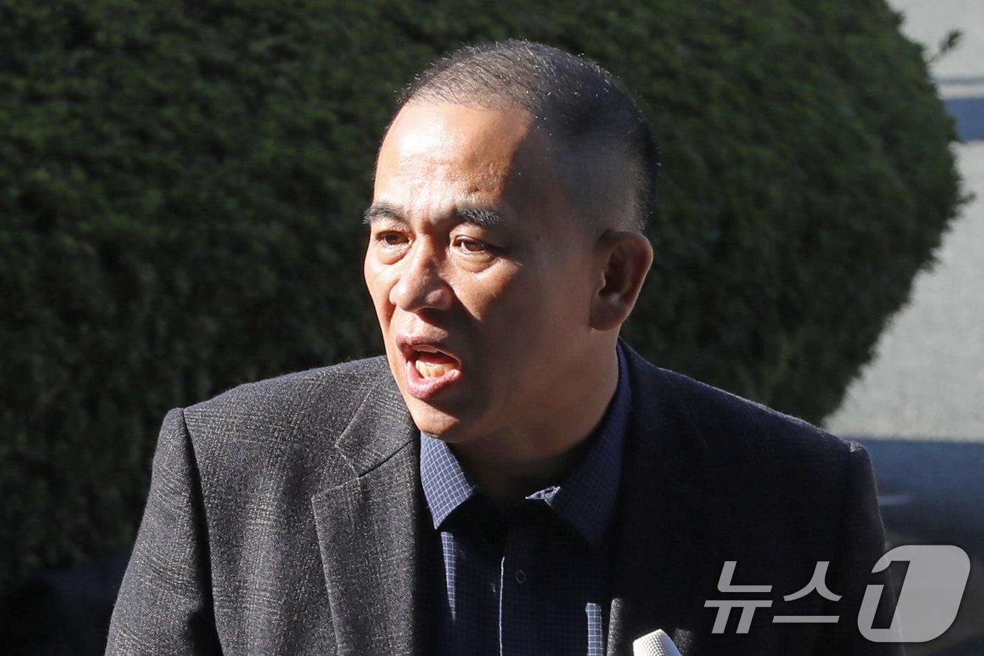 본문 이미지 - 윤석열 대통령 부부 공천 개입 의혹의 핵심 인물인 명태균 씨가 9일 오전 정치자금법 위반 혐의 피의자 신분으로 검찰 조사를 받기 위해 경남 창원시 성산구 창원지방검찰청으로 출석하며 취재진 질문에 답하고 있다. 2024.11.9/뉴스1 ⓒ News1 윤일지 기자