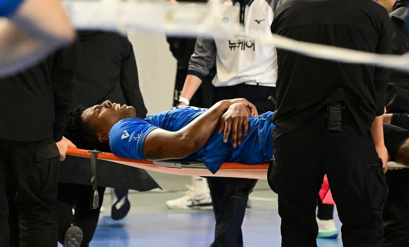 본문 이미지 - 왼쪽 무릎 부상을 당한 한국전력의 엘리안. (한국배구연맹 제공)