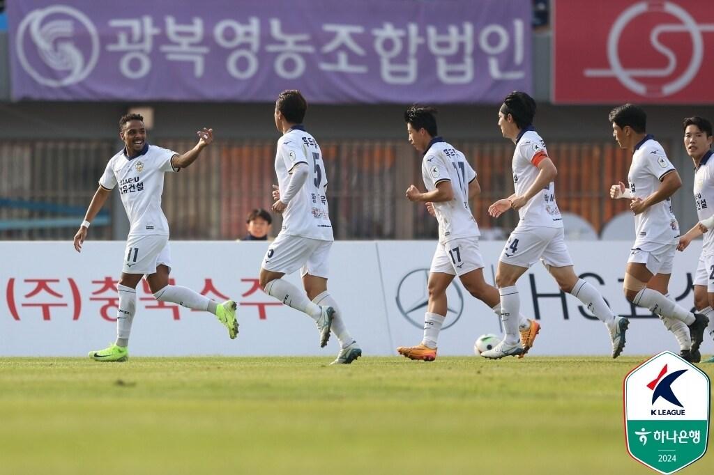 본문 이미지 - K리그2 2위를 차지한 충남아산FC. (한국프로축구연맹 제공)
