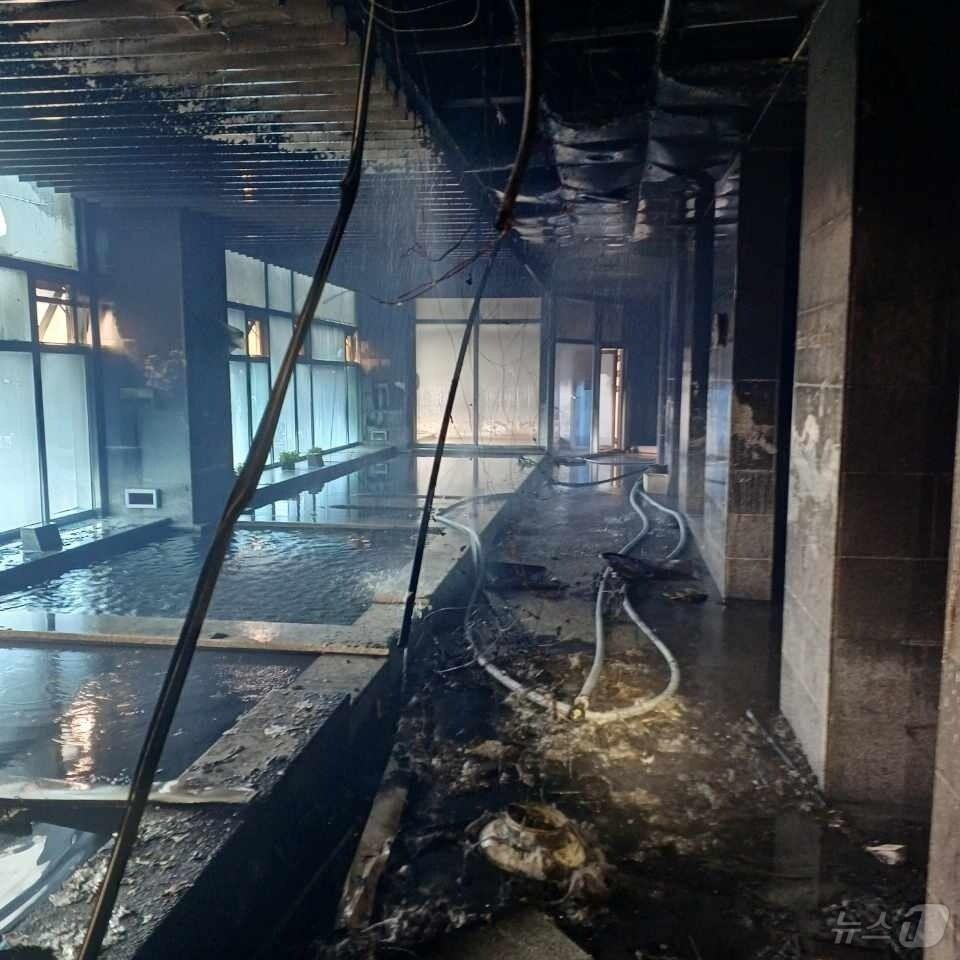 본문 이미지 - 9일 오후 2시 7분쯤 전남 여수시 신월동 한 호텔 사우나에서 화재가 발생해 내부가 검게 타 있다.(여수소방서 제공)2024.11.9/뉴스1