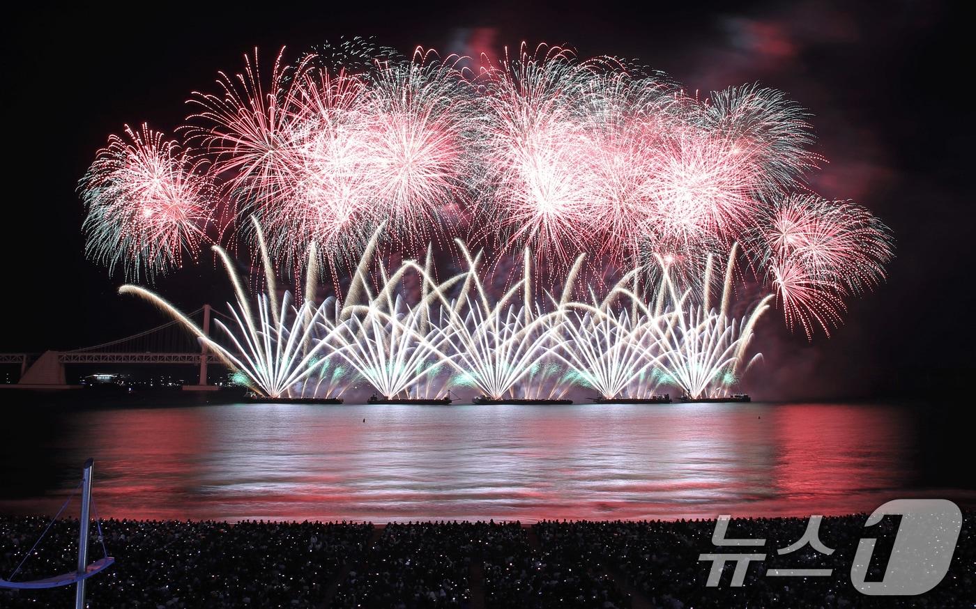 9일 오후 부산 수영구 광안리해수욕장 일대에서 열린 '제19회 부산불꽃축제'에서 화려한 불꽃이 부산 밤바다를 수놓고 있다. 2024.11.9/뉴스1 ⓒ News1 윤일지 기자