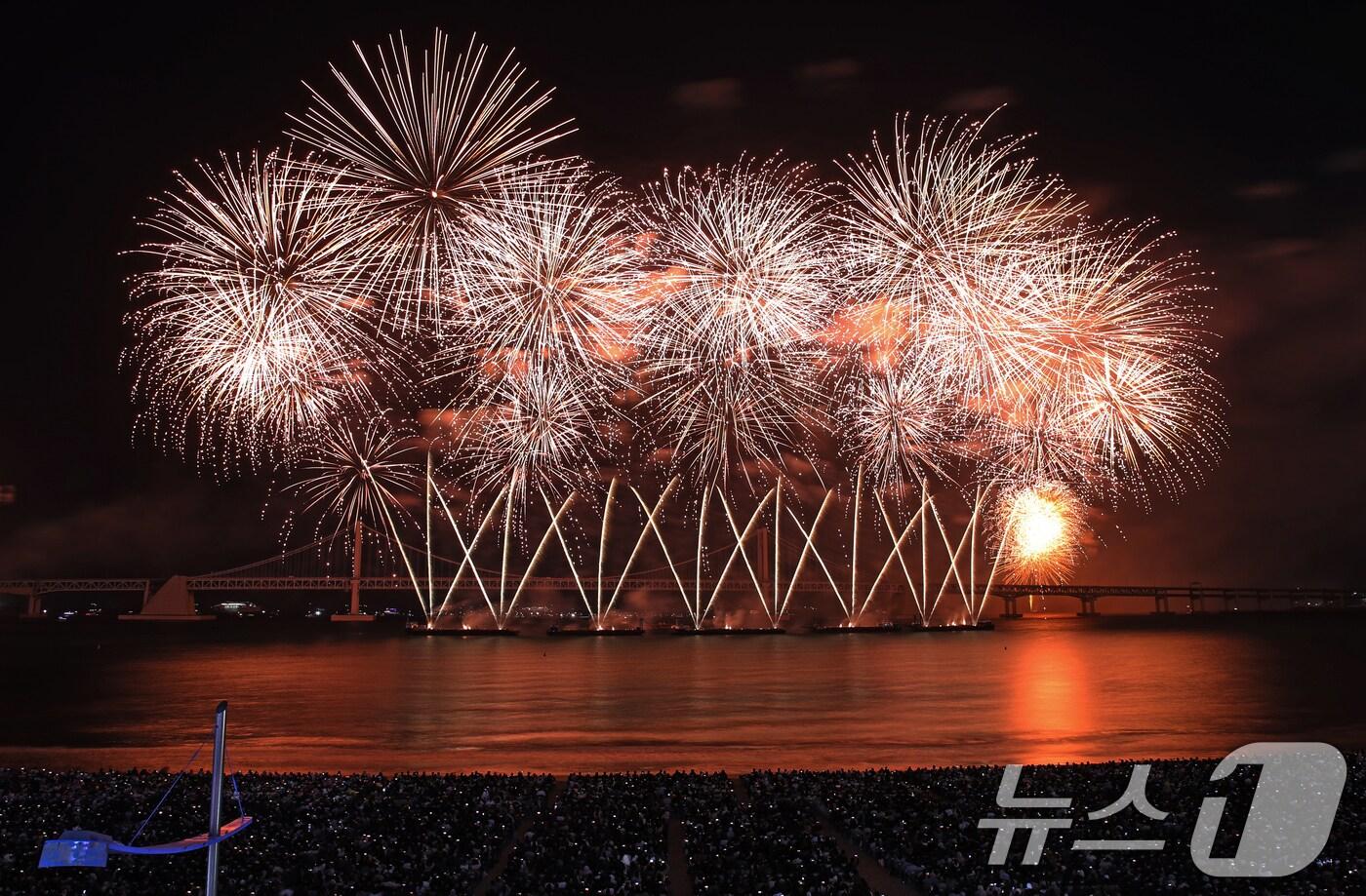본문 이미지 - 9일 오후 부산 수영구 광안리해수욕장 일대에서 열린 '제19회 부산불꽃축제'에서 화려한 불꽃이 부산 밤바다를 수놓고 있다. 2024.11.9/뉴스1 ⓒ News1 윤일지 기자