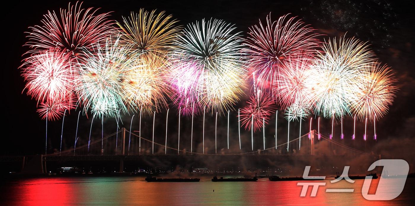 지난해 11월 9일 부산 수영구 광안리해수욕장 일대에서 열린 &#39;제19회 부산불꽃축제&#39;에서 화려한 불꽃이 부산 밤바다를 수놓고 있다. 2024.11.9/뉴스1 ⓒ News1 윤일지 기자