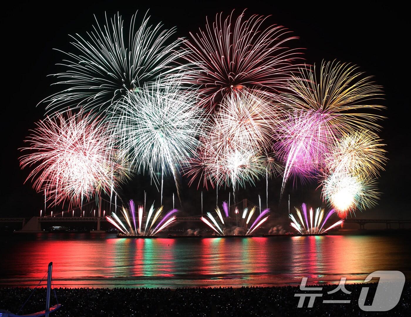 본문 이미지 - 지난해  11월 부산 수영구 광안리해수욕장 일대에서 열린 &#39;제19회 부산불꽃축제&#39;에서 화려한 불꽃이 부산 밤바다를 수놓고 있다. 2024.11.9/뉴스1 ⓒ News1 윤일지 기자
