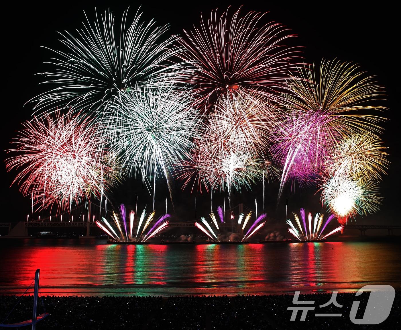 본문 이미지 - 지난해 부산 수영구 광안리해수욕장 일대에서 열린 &#39;제19회 부산불꽃축제&#39;에서 화려한 불꽃이 부산 밤바다를 수놓고 있는 모습. 2024.11.9/뉴스1 ⓒ News1 윤일지 기자