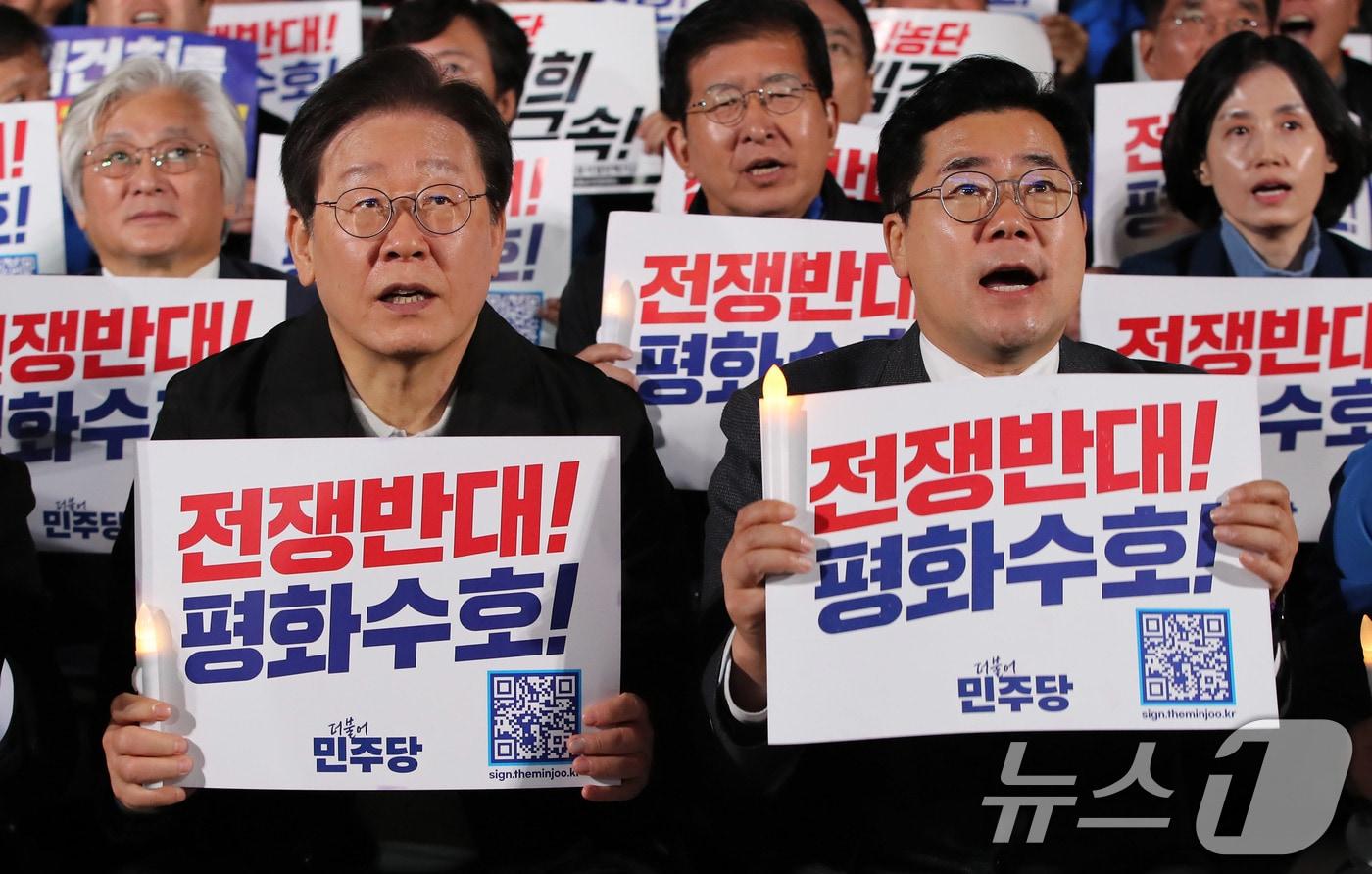 본문 이미지 - 이재명 더불어민주당 대표와 박찬대 원내대표가 9일 오후 서울 세종대로에서 열린 더불어민주당 김건희‧윤석열 국정농단 규탄‧특검 촉구 제2차 국민행동의 날에서 구호를 외치고 있다. 2024.11.9/뉴스1 ⓒ News1 박세연 기자