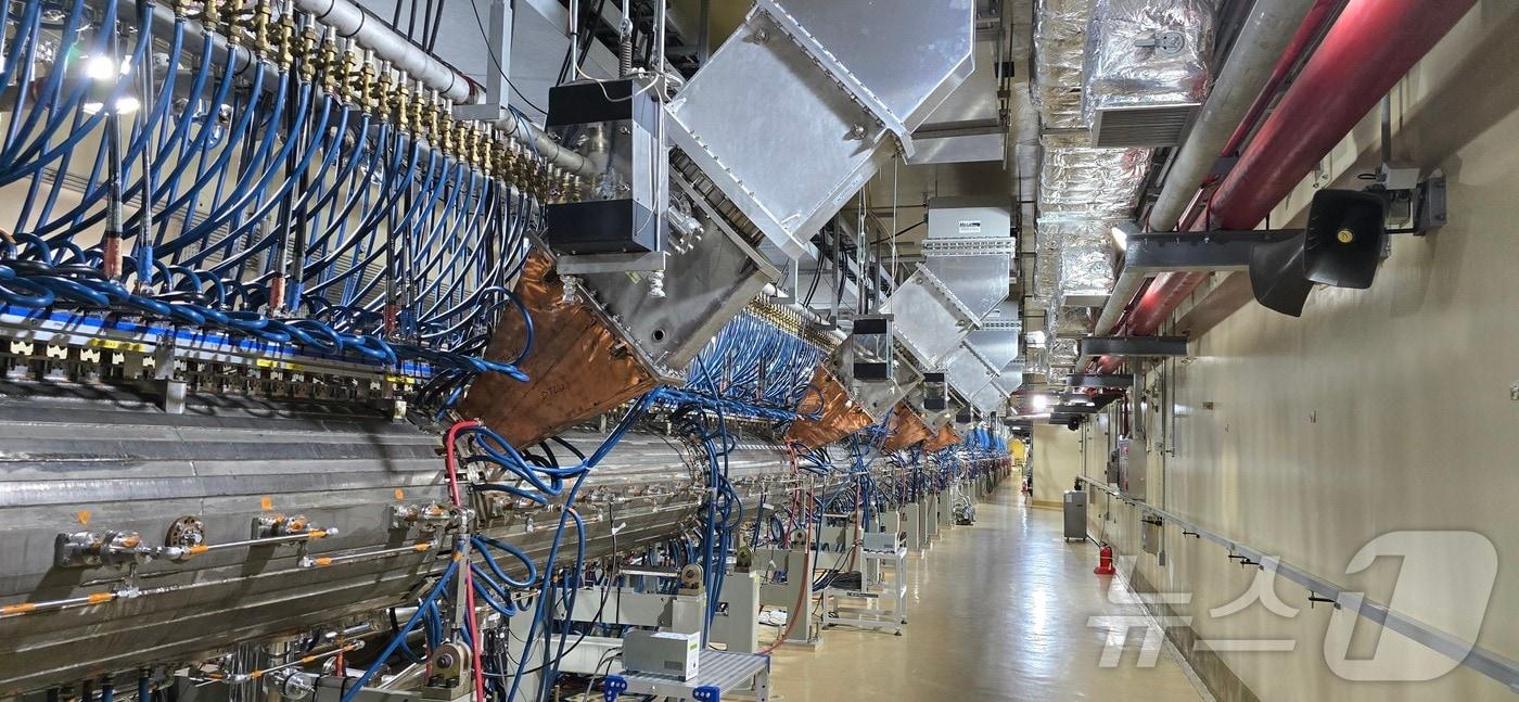 한국원자력연구원 경주분원 양성자가속기 시설.고주파를 이용해 양성자 빔을 발생시키는 '이온원'에 75m 길이 가속관이 이어진 형태다./뉴스1 ⓒ News1 윤주영 기자