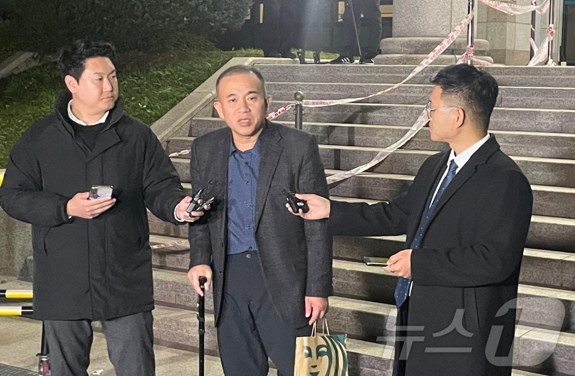 본문 이미지 - '윤석열 대통령 부부 공천 개입 의혹'의 핵심 인물인 명태균 씨가 9일 오후 경남 창원시 성산구 창원지방검찰청에서 정치자금법 위반 혐의 피의자 신분으로 검찰 조사를 받은 뒤 청사를 나서며 취재진 질문에 답하고 있다. 2024.11.9/뉴스1 ⓒ News1 강정태 기자