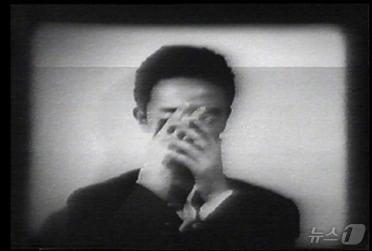 본문 이미지 - 백남준 비디오 작품 &#39;손과 얼굴&#39;&#40;1961&#41;/백남준아트센터 비디오 아카이브 Ⓒ백남준 에스테이트 Nam June Paik Estate&#40;부산현대미술관 제공&#41;