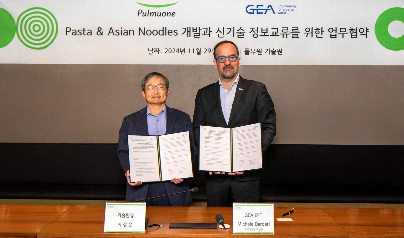 본문 이미지 -  지난달 29일 충북 오송 풀무원기술원에서 열린 Pasta & Asian Noodles 개발과 신기술 정보교류를 위한 상호 긴밀한 협력체계 유지를 위한 업무 협약식에서 풀무원기술원 이상윤 원장(왼쪽)과 GEA 미켈레 달데리(Michele Darderi) 마케팅 이사가 협약서를 들고 기념촬영을 하고 있다. (풀무원 제공). 