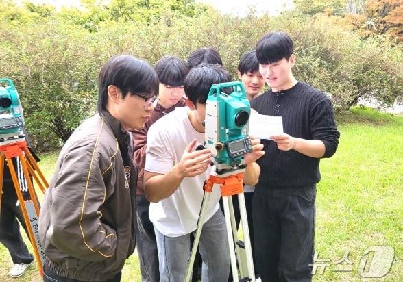 본문 이미지 - 전주대 부동산국토정보학과 학생들 실습장면.(전주대 제공)/뉴스1