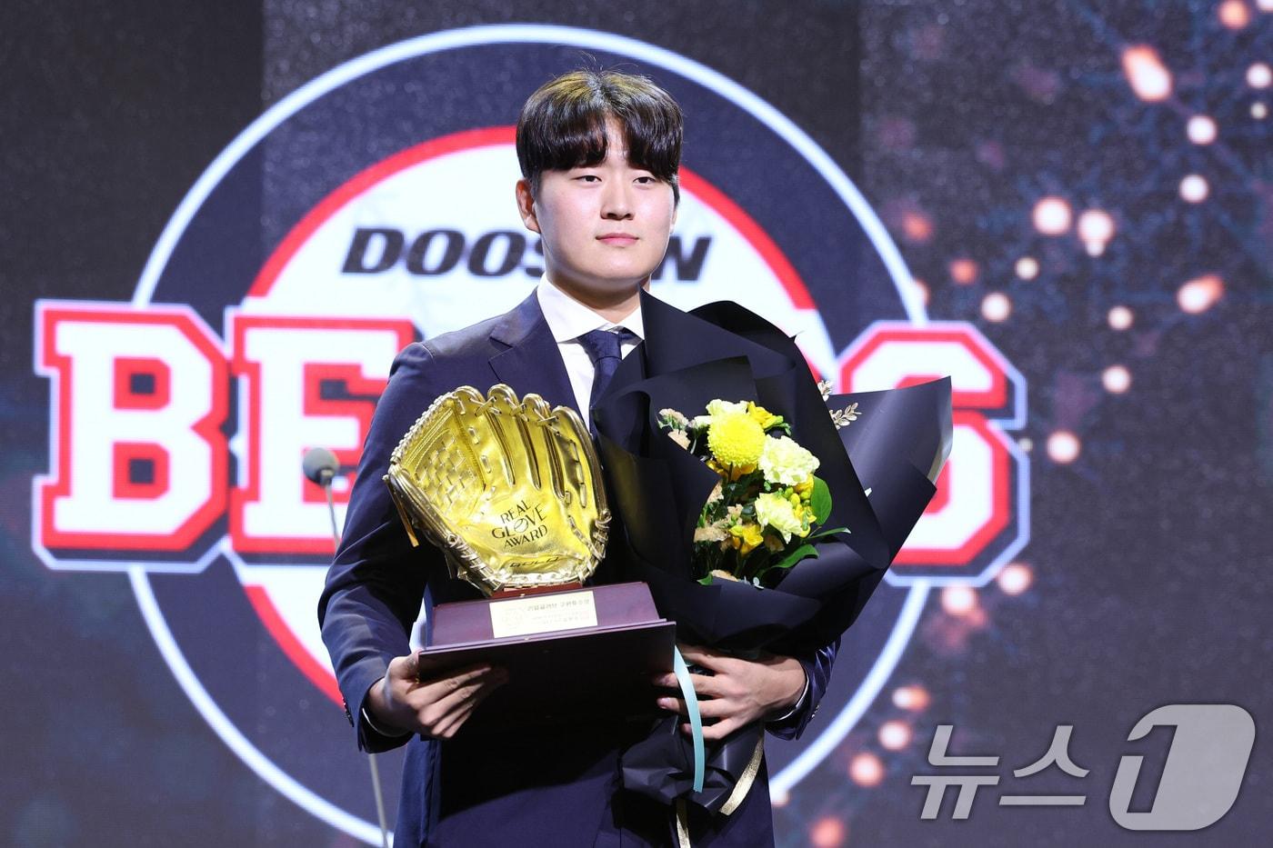 본문 이미지 - 1일 서울 용산구 그랜드하얏트 호텔에서 열린 한국프로야구선수협회 '2024 컴투스프로야구 리얼 글러브 어워드'에서 구원투수 부문 리얼 글러브상을 수상한 두산 김택연이 기념 촬영을 하고 있다. 리얼글러브 어워드는 KBO리그 포지션별 최고의 '수비수'를 선정하는 시상식으로 선수들이 직접 투표해 수상자를 가린다. 2024.12.1/뉴스1 ⓒ News1 신웅수 기자
