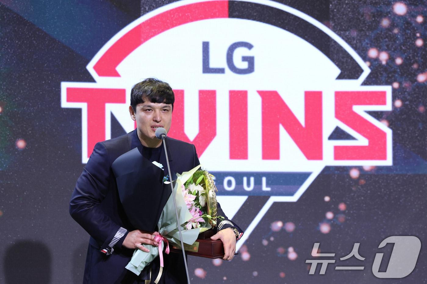 본문 이미지 - 1일 서울 용산구 그랜드하얏트 호텔에서 열린 한국프로야구선수협회 '2024 컴투스프로야구 리얼 글러브 어워드'에서 포수 부문 리얼 글러브상을 수상한 LG 박동원이 소감을 밝히고 있다. 리얼글러브 어워드는 KBO리그 포지션별 최고의 '수비수'를 선정하는 시상식으로 선수들이 직접 투표해 수상자를 가린다. 2024.12.1/뉴스1 ⓒ News1 신웅수 기자