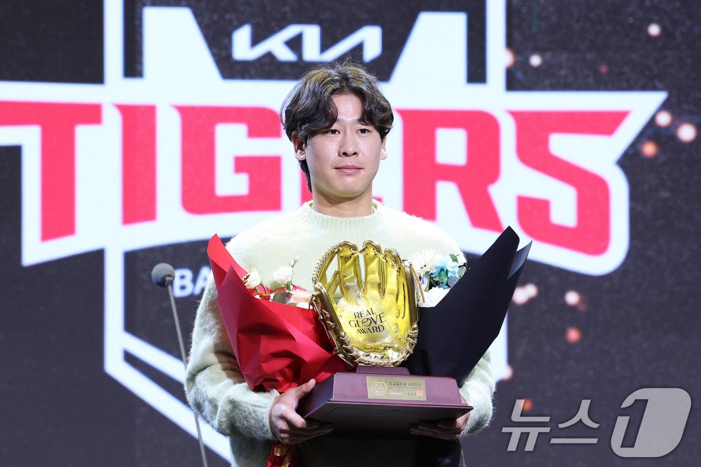 1일 서울 용산구 그랜드하얏트 호텔에서 열린 한국프로야구선수협회 &#39;2024 컴투스프로야구 리얼 글러브 어워드&#39;에서 KIA 박찬호가 유격수 부문 리얼 글러브상을 수상하고 있다. 2024.12.1/뉴스1 ⓒ News1 신웅수 기자