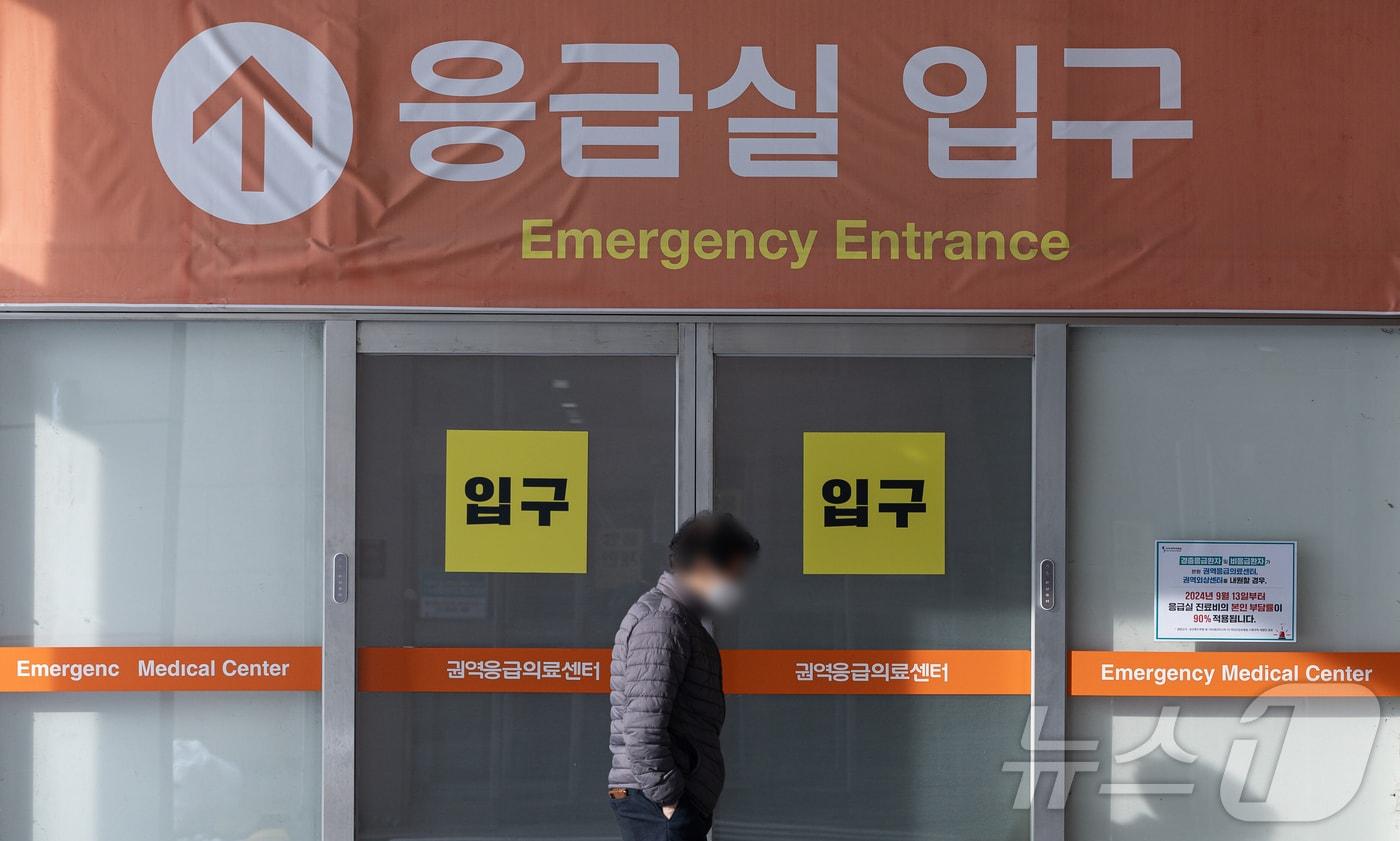 본문 이미지 - 지난 2024년 12월 경기도 수원시 영통구 아주대학교병원 응급실의 모습.  ⓒ 뉴스1 이재명 기자