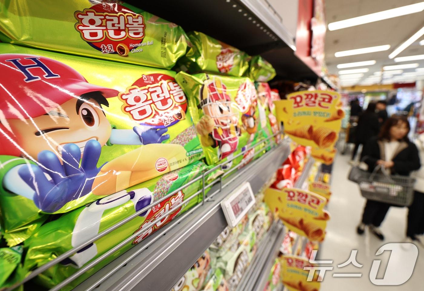 본문 이미지 -  서울의 한 대형마트에 진열된 크라운해태 홈런볼. 2024.12.1 ⓒ 뉴스1 구윤성 기자