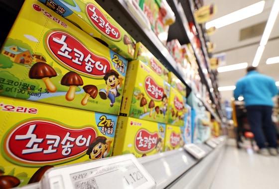본문 이미지 - 서울의 한 대형마트에 진열된 초코송이. 2024.12.1/뉴스1 ⓒ News1 구윤성 기자