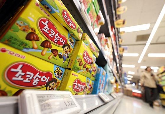 본문 이미지 - 서울의 한 대형마트에 진열된 초코송이. 2024.12.1/뉴스1 ⓒ News1 구윤성 기자
