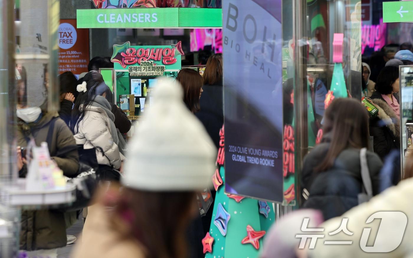 서울 올리브영 명동점에서 외국인 관광객들과 쇼핑객들이 물건을 고르고 있다./뉴스1 ⓒ News1 이동해 기자