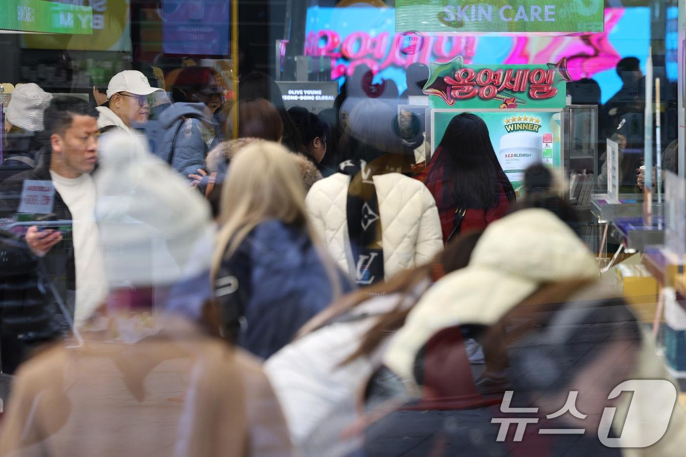 본문 이미지 - 외국인들이 한국 뷰티 제품을 구매하고 있다. 2024.12.1 ⓒ 뉴스1 이동해 기자