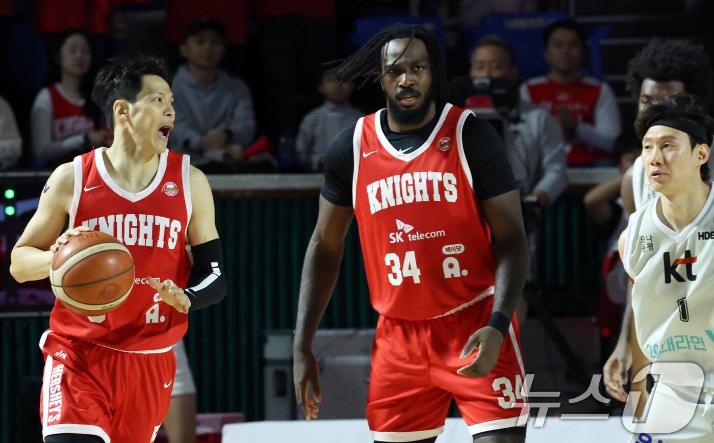 서울 SK 김선형(왼쪽)과 자밀 워니. /뉴스1 DB ⓒ News1 김명섭 기자