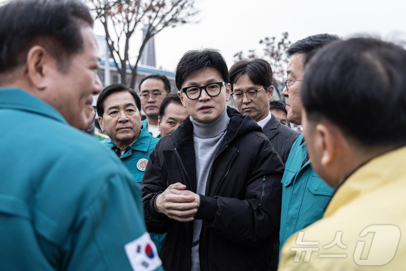 본문 이미지 - 한동훈 국민의힘 대표가 1일 오후 폭설 피해를 입은 경기도 안양시 동안구 안양농수산물도매시장을 찾아 관계자로부터 피해 현황에 대한 설명을 듣고 있다. 2024.12.1/뉴스1 ⓒ News1 이재명 기자