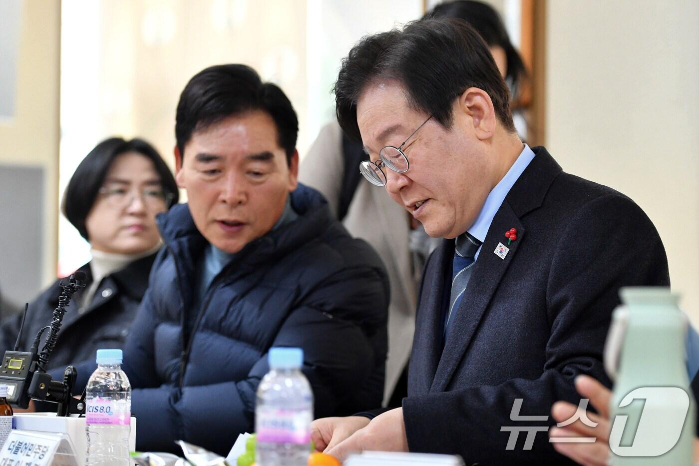 이재명 더불어민주당 대표가 1일 오후 경북 포항시 북구 죽도동 포항시전통시장 상인연합회(회장 허창호)사무실에서 열린 상인회 대표들과의 간담회에서 오중기 더불어민주당 포항시 북구 위원장이 건넨 지역 현안 등에 대한 자료를 살퍄보고 있다. 2024.12.1/뉴스1 ⓒ News1 최창호 기자