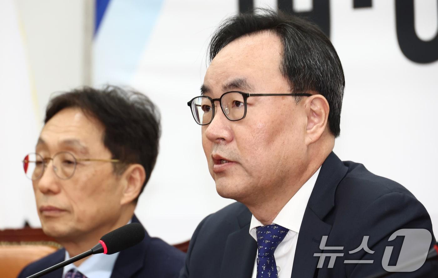 이진우 대한의학회장(오른쪽). 2024.12.1/뉴스1 ⓒ News1 김민지 기자