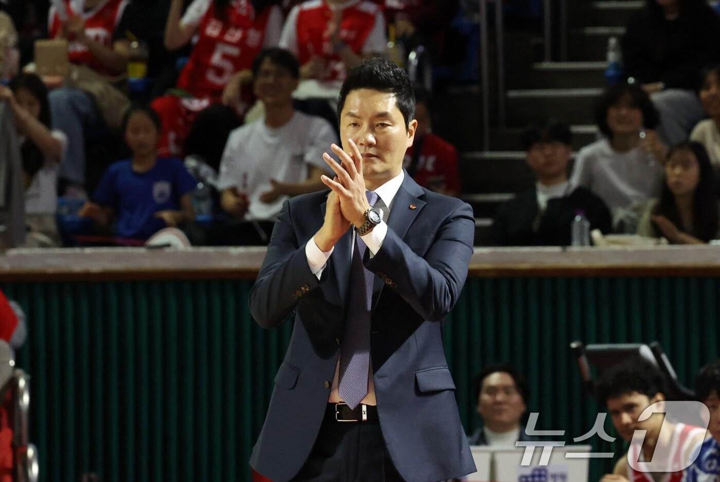 본문 이미지 - 1일 서울 잠실학생체육관에서에서 열린 '2024-2025 KCC 프로농구' 정규리그 서울SK와 수원KT의 경기에서 승리한 SK 전희철 감독이 손뼉을 치고 있다. 2024.12.1/뉴스1 ⓒ News1 김명섭 기자