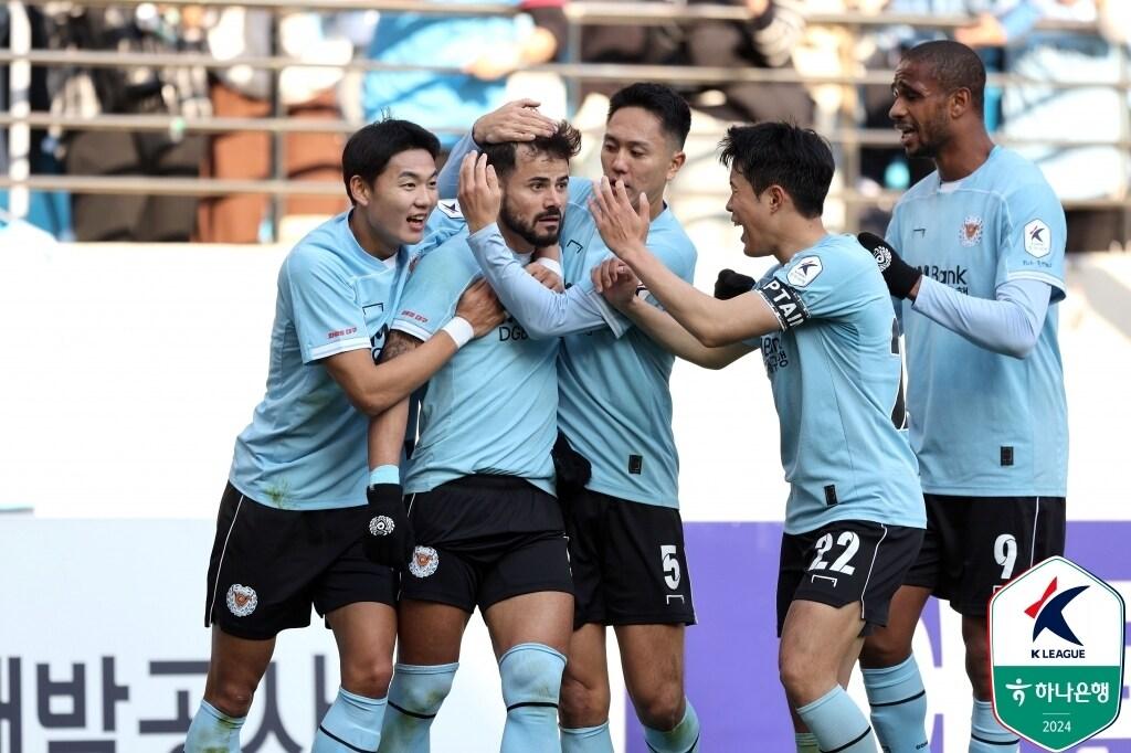본문 이미지 - 대구FC 선수들이 충남아산FC와의 승강 플레이오프에서 득점 후 기뻐하고 있다. (한국프로축구연맹 제공)