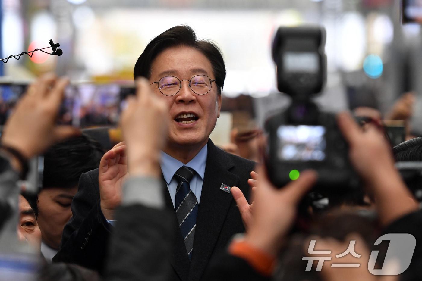 본문 이미지 - 이재명 더불어민주당 대표가 1일 오후 경북 포항시 북구 죽도시장 골목에서 즉석 연설을 하던 중 자신을 연호하는 지지자들을 향해 활짝 웃고 있다. 2024.12.1/뉴스1 ⓒ News1 최창호 기자