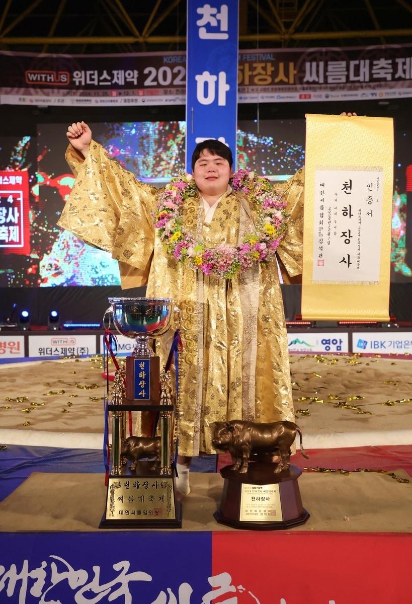 본문 이미지 - 김민재가 통산 두 번째 천하장사에 등극했다 (대한씨름협회 제공)